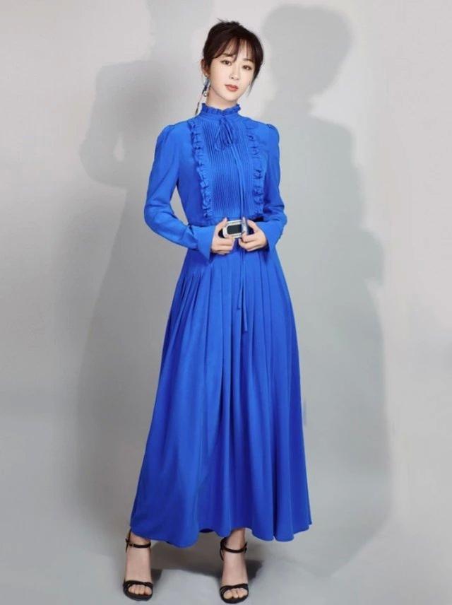 看惯了杨紫的少女穿搭,女神换上蓝色礼服裙,尽显高端