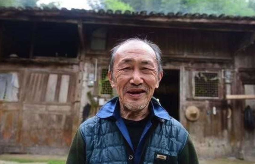 苗族自治州景区内的杨大爷,生活得非常拮据,一直靠着国家低保维持生活