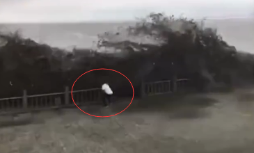 可怕 男子拍钱塘江大潮被巨浪吞没