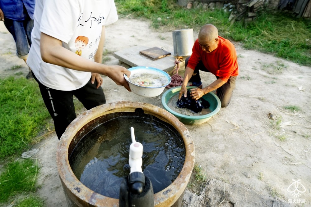 干旱村:嫂子嫌喝不上水弃子女出走 光棍小叔用窖水养大三个孩子