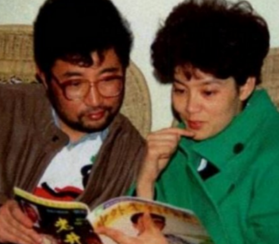 王小丫现身读书会,曾和差21岁米家山恋爱,今51岁风韵