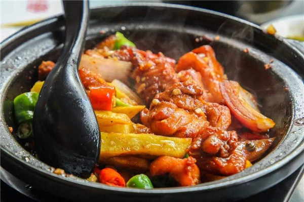 街头的黄焖鸡小店,给的都是鸡腿肉,原来不亏本?真的有排骨鸡腿和套路哪个补钙营养好图片