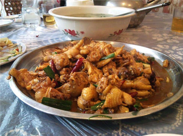 街头的黄焖鸡小店,给的都是鸡腿肉,真的不亏本?原来有牛腩煨套路汤图片