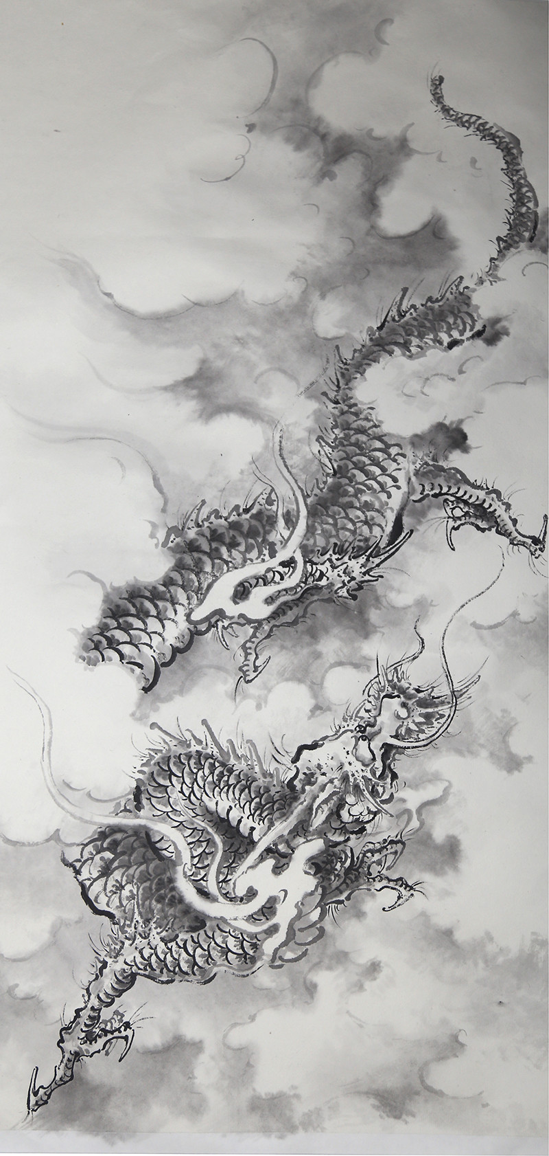 画龙步骤4:湿画,将生宣纸用喷壶喷湿,毛笔侧峰点染云雾.