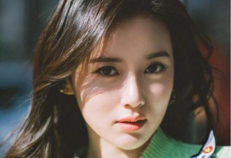 鞠婧祎和江铠同撞脸,网友:俩人是亲姐妹吗,一个模子里