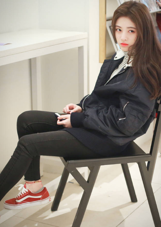 鞠婧祎的韧带到底有多软看到她的吃饭坐姿一般人真模仿不来