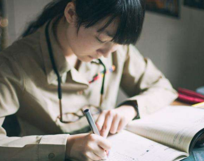 初中生为啥喜欢"边写作业边听歌"?无非这3点原因,说中