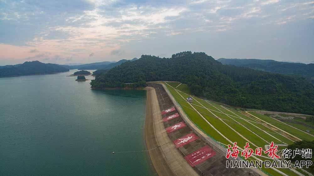 被誉为"宝岛明珠"的海南第一大水库—松涛水库,水库生态保护完好,秀