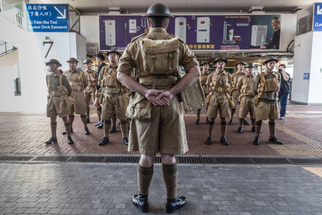 港独分子组防卫军在香港街头招摇过市