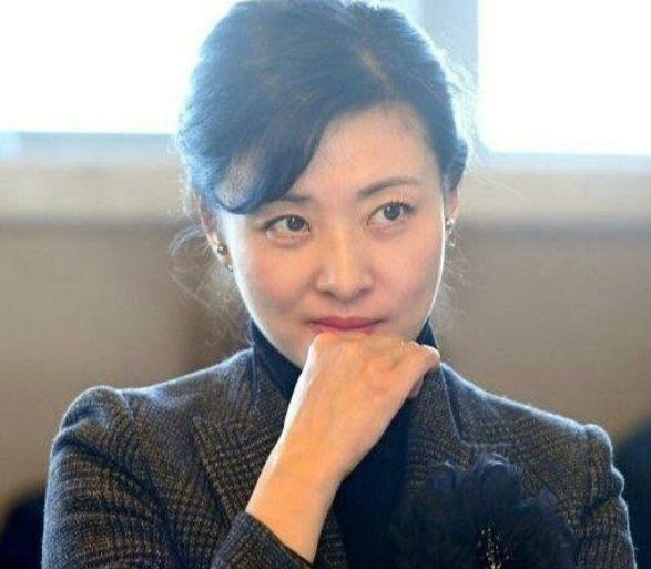 央视主持周涛退居幕后,结婚十几年老公默默的心疼她