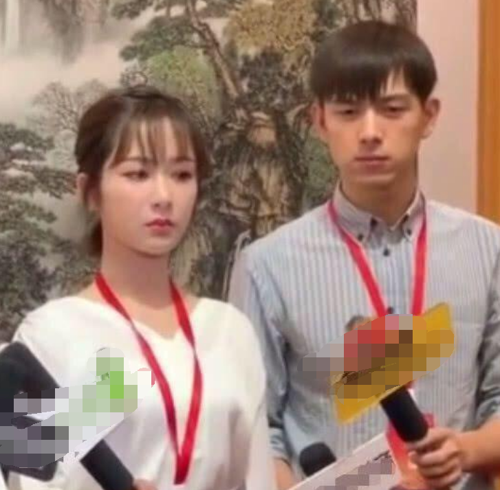 杨紫李现同框人民大会堂,大合照暴露两人真实关系,太