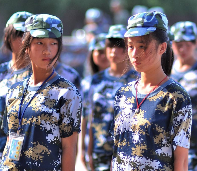 开学军训,女生为什么都要把头发扎起来,原因无非这3点!
