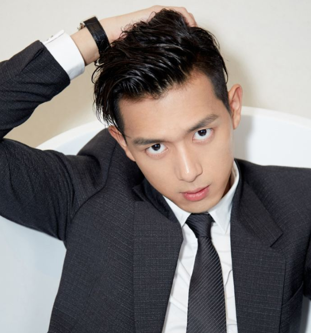 本以为"大背头"李现已经很帅了,看到"心型刘海"后,我
