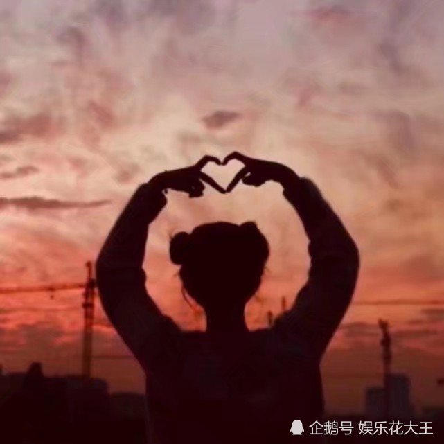 的女生的一个背影,她扎着一个双丸子头,比着剪刀手,还比着爱心的手势