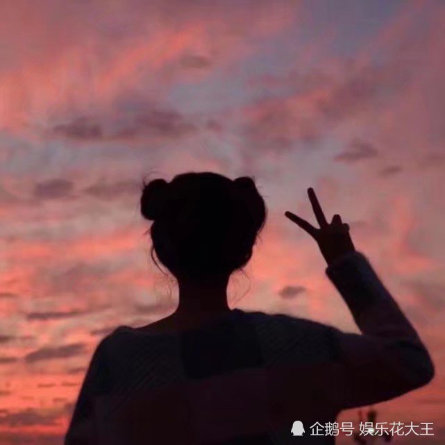 的女生的一个背影,她扎着一个双丸子头,比着剪刀手,还比着爱心的手势