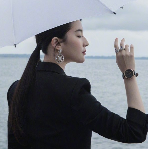 刘亦菲雨中漫步,当她"回眸"看镜头时,网友:想给大佬提
