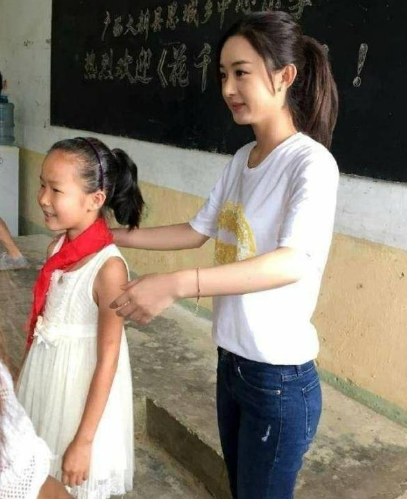赵丽颖现身农村公益,有谁注意到她的坐姿?网友:火是有