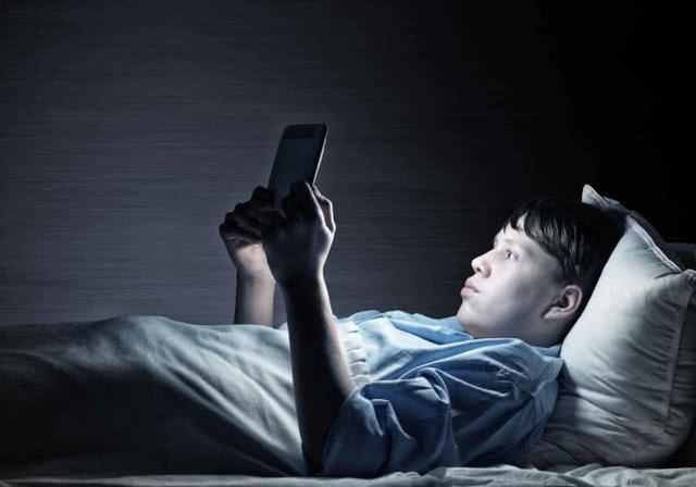 经常熬夜玩手机的人,身体出现3个异常,赶紧改或还