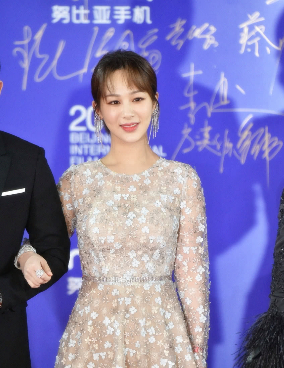 杨紫彻底释放天性,穿透视裙像大妈,网友:太毁形象了!