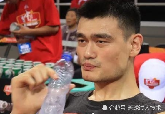 看完巨人喝水的照片,姚明喷不起,奥尼尔喷不起,他:更喷不起
