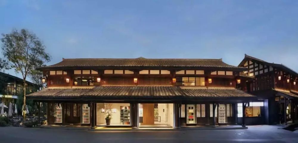 这栋两层的独栋木结构房子,是典型的川西民居构造