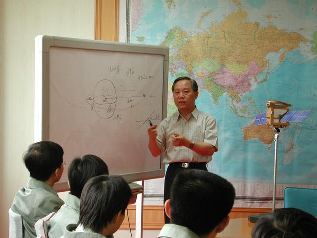 资料照片:李济生院士在为技术人员讲授卫星测控技术.