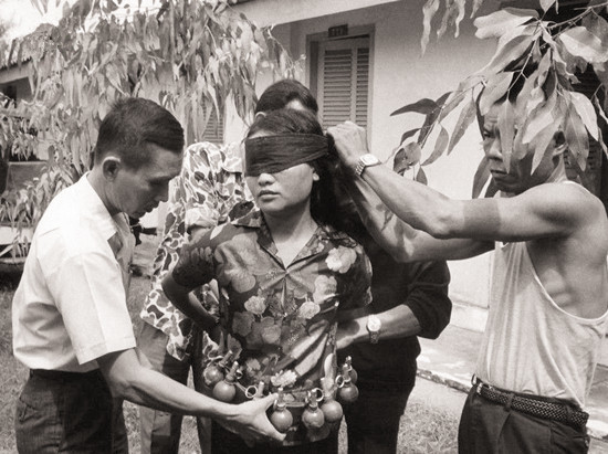 残酷的越南战争老照片,消耗的弹药堆成山,女俘虏身上