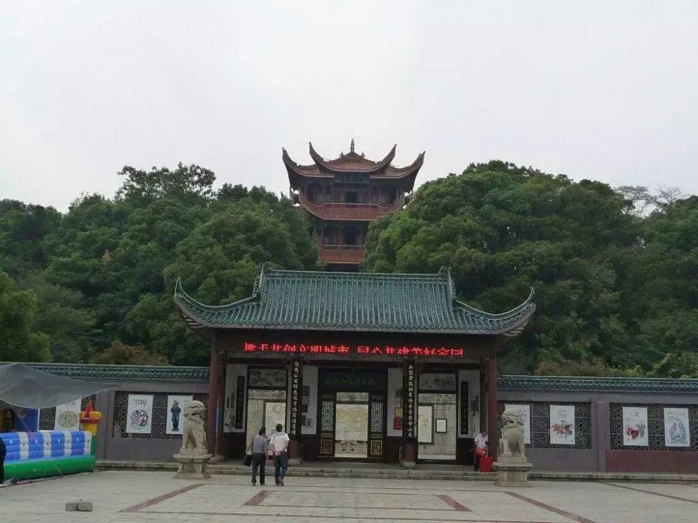 金鹗公园入夜后的风景,闲适悠然