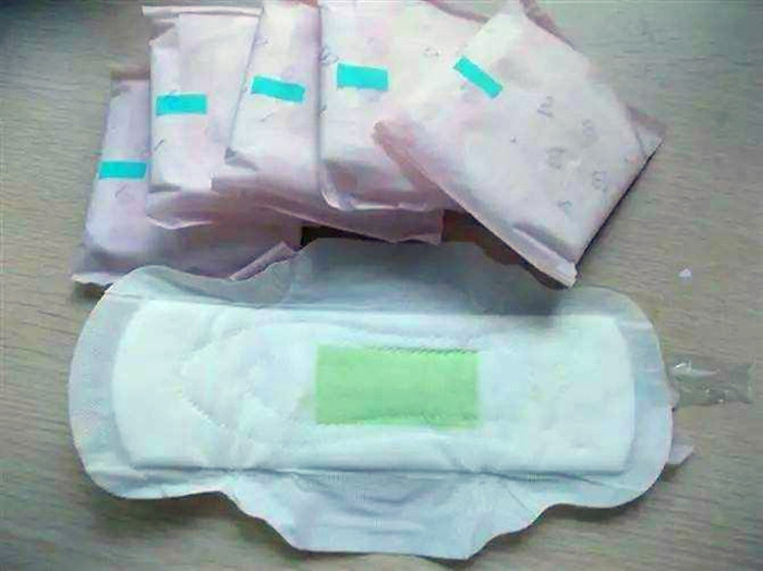 女生月经期间,这3种卫生巾最好不要用,对身体不好!