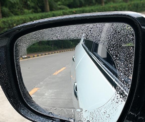雨天开车后视镜挂水珠,看不清路怎么办?这几个按钮一定学会用