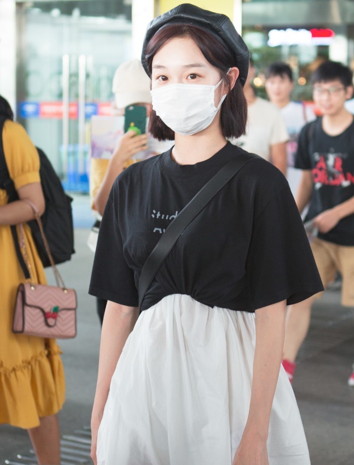 李子璇终于换风格了,黑色t恤"面巾纸裙,清新又洋气!