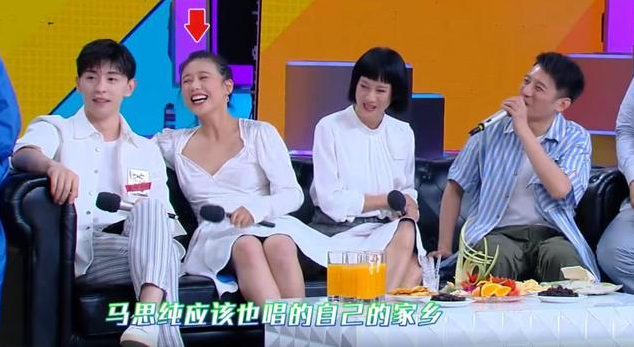 快乐大本营马思纯u领引争议坐在旁边的邓伦的举动太赞了