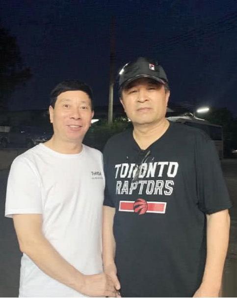 毕福剑61岁风采依旧,转型漫画家亮相泰国,是金子总会发光!