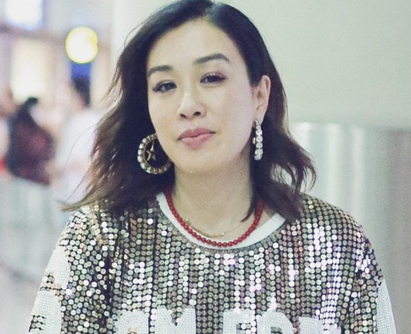 钟丽缇高调露面,全身只穿一件t恤,看见露出的腿我呆住
