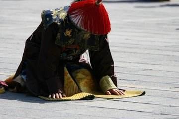 清朝官员下跪的时候为何要甩袖子? 其实原因很简单!