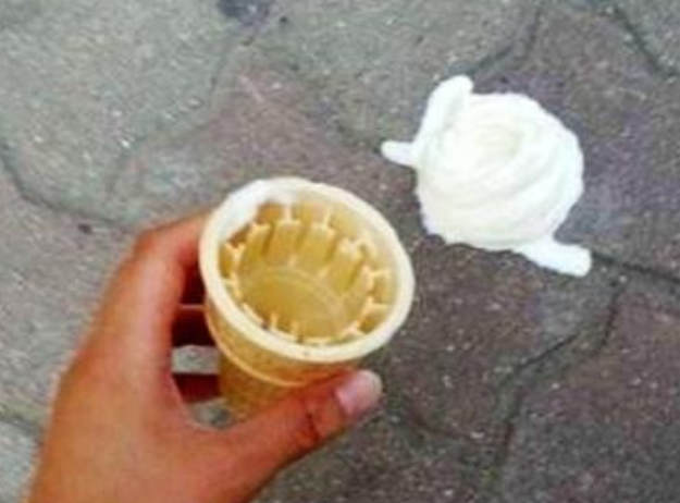 冰淇淋掉地上,尤其是到了夏季,很多人路过那些冰激凌店铺,都会买一个