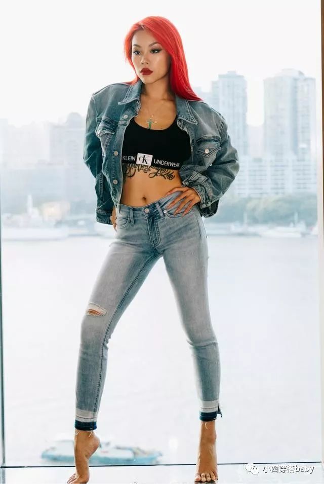 嘻哈女歌手万妮达,一头红发搭一身牛仔服,性感红唇太吸睛