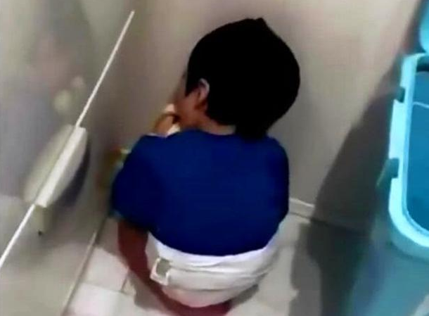 3岁儿子上厕所半小时没出来,妈妈赶紧推开门,看见儿子在吃