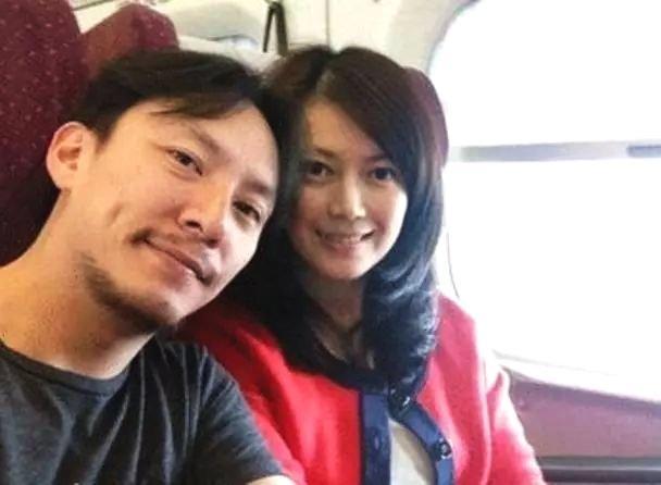 另外还有早前张震与老婆一起坐车的画面,也能看到老婆尊容甜美漂亮