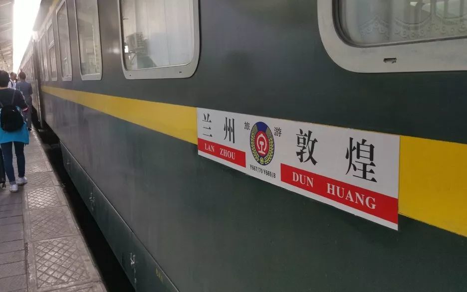 网络短剧与现代交通，火车与飞机的故事，网络短剧，火车与飞机的交错之旅