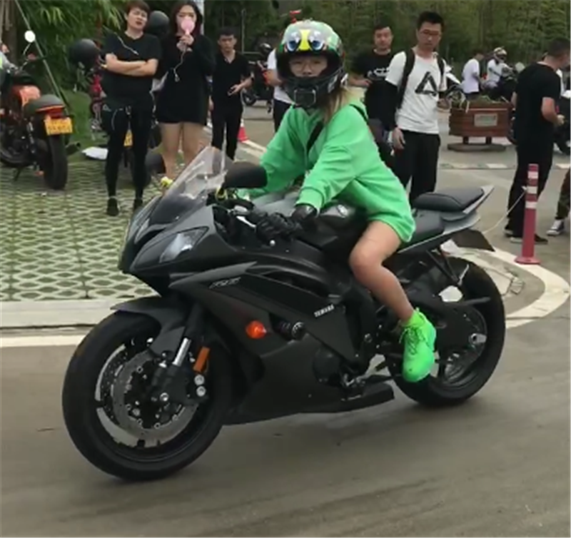 18万雅马哈r6现街头,排量599,车主是女骑,穿一身绿吸睛