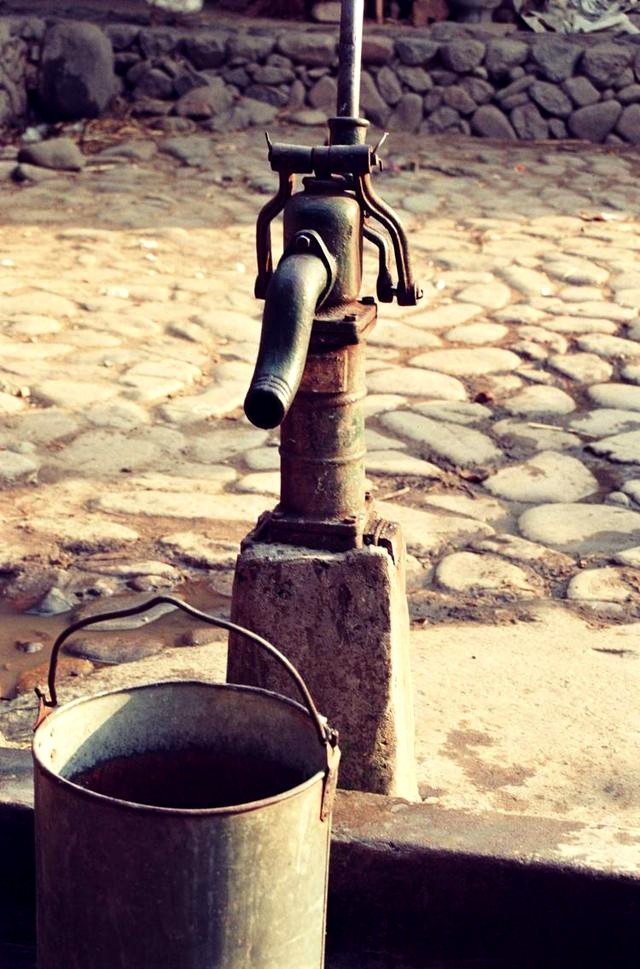 农村里逐渐消失的老物件,这个是农村里家家户户都必备的压水井,它就是