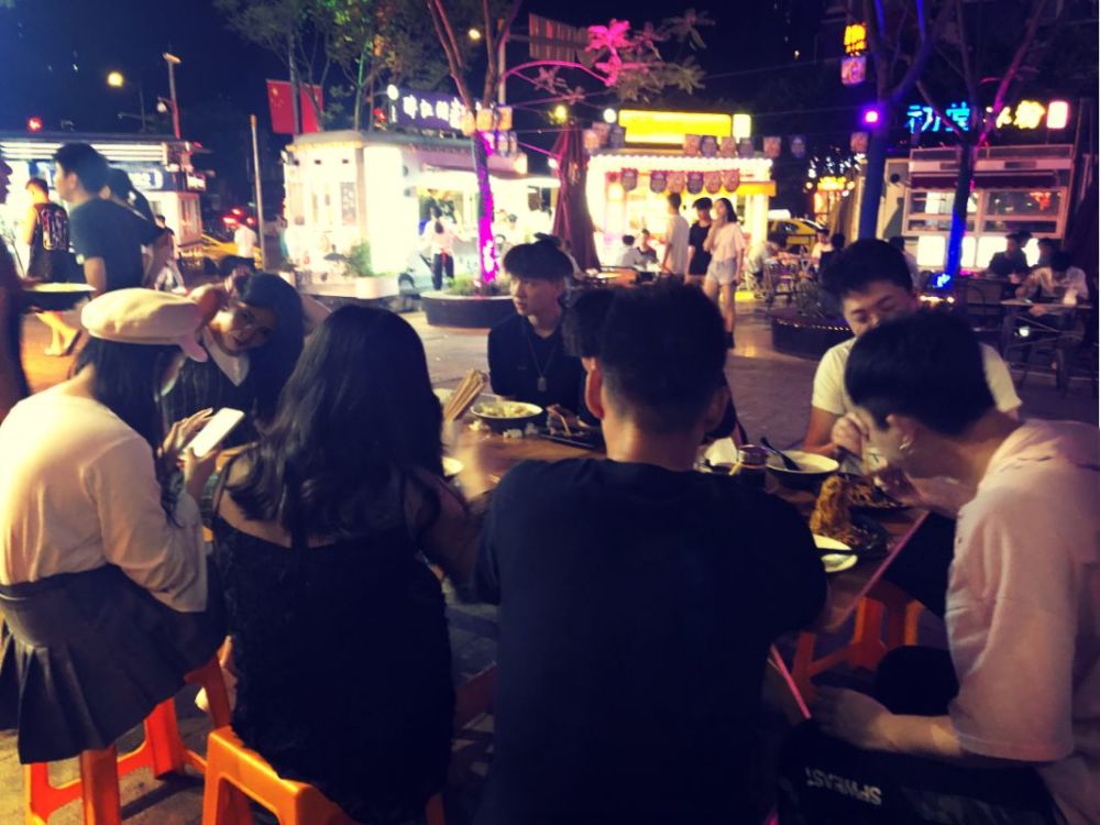 吃夜宵的人们