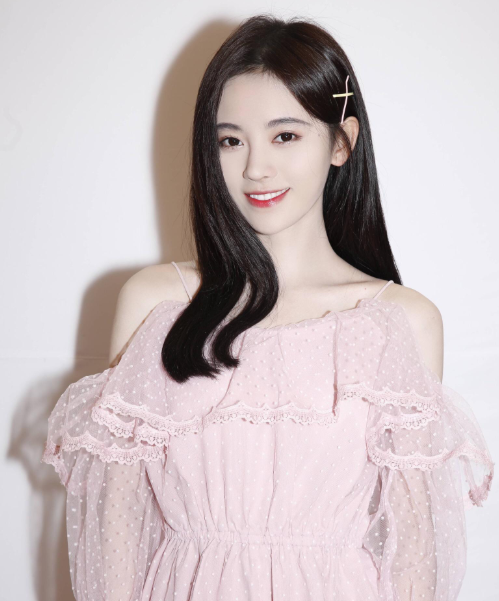 从组合中单飞后,鞠婧祎也是出演了很多的作品,并让观众留下了很深刻的
