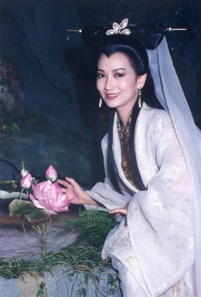 《新白娘子传奇》白娘子剧中的衣服可不是随意的,你真