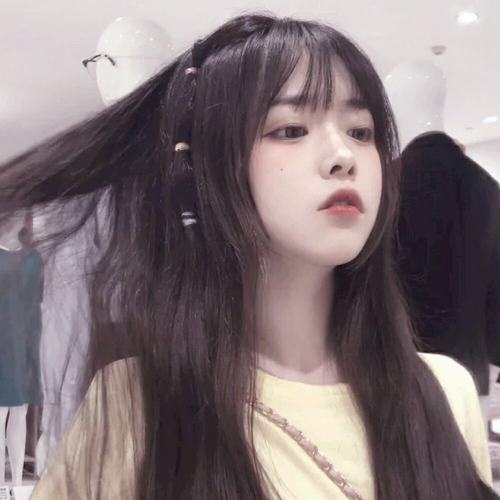 整体看起来有一些落寞,她出生这头发也是非常的漂亮,都说女孩撩头发的