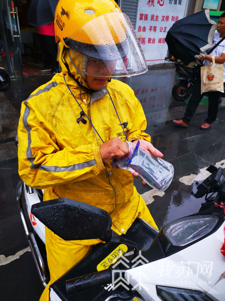 【风雨中穿梭的外卖小哥请注意安全!