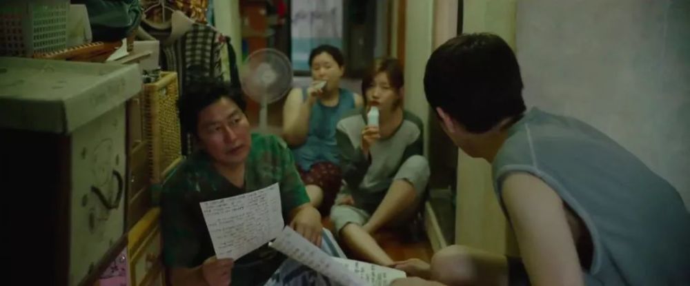 豆瓣评分9.3的《寄生虫》告诉你,穷到底是一种什么味道?