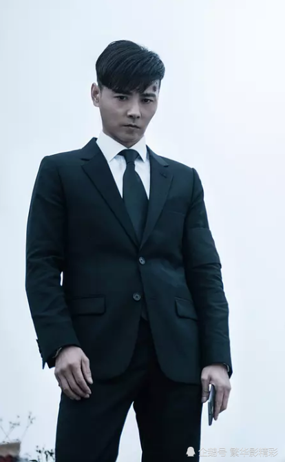 都想演斯文硬汉,但是只有张晋,在西装暴徒的路上越走越远