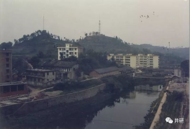 右侧为国营饭店)县城旧貌(原卫东机械厂外面)1985年绘制的井研县研